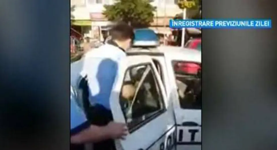 Foto SCANDAL pe stradă. Două fete acuză poliţiştii de agresiune