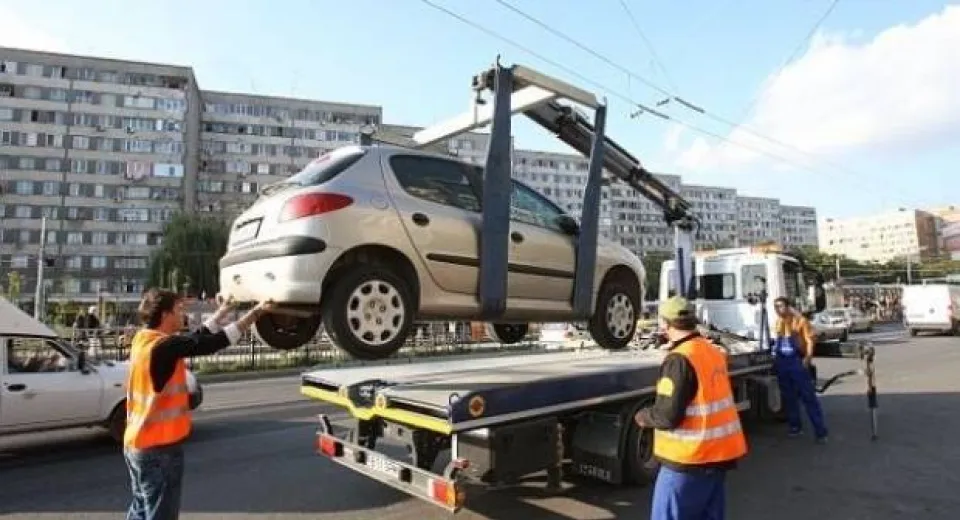 Foto CRAIOVA: Cetățenii pot reclama prin WhatsApp mașinile care blochează străzile și trotuarele