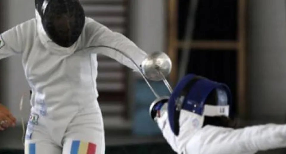 Foto Ana Maria Brânză şi Simona Gherman în semifinalele probei de spadă de la Baku