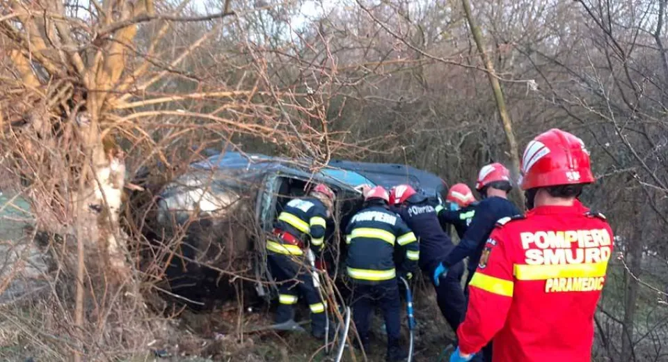 Foto Două persoane au murit după ce o mașină a intrat într-un copac