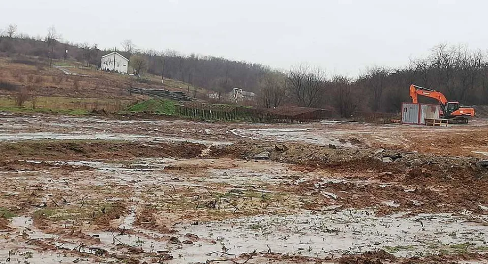 Foto Comentariu. Șantierul drumului expres, ploaie ca la balamuc, bocancii premierului. La polul opus, ATI-urile care fierb 