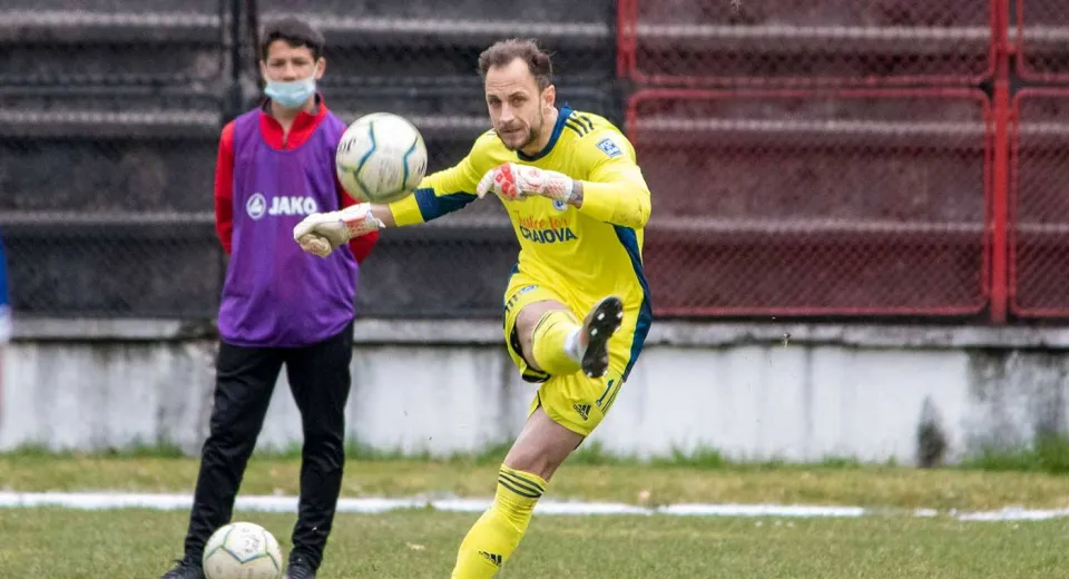 Foto  UTA-FCU, 1-0! Roger a recunoscut că la faza golului mingea l-a lovit și în mână!