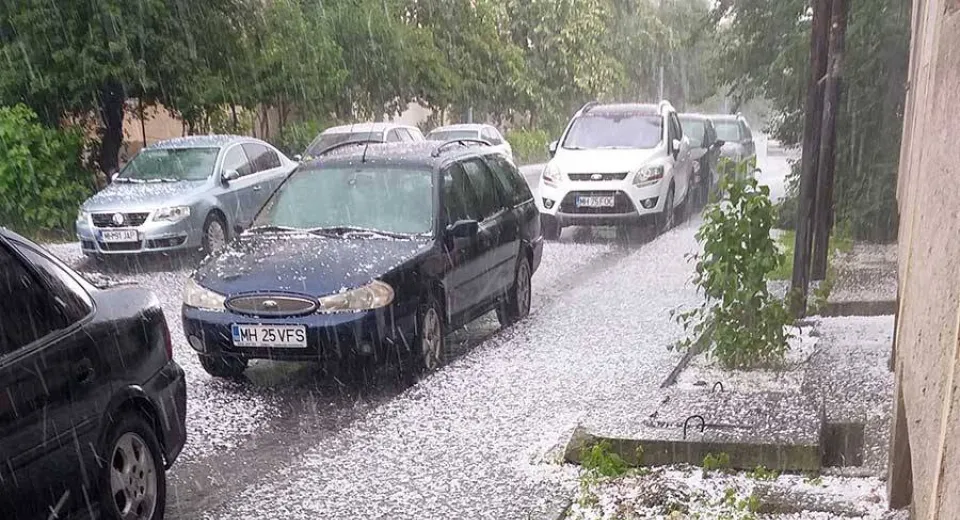 Foto Severinul sub asediul grindinei