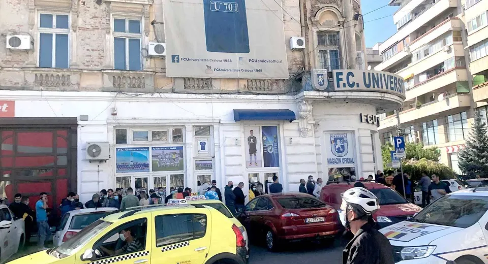 Foto EXCLUSIV. Biletele pentru meciul cu CSU au fost scoase la vânzare. Fanii Științei au luat magazinul clubului „cu asalt