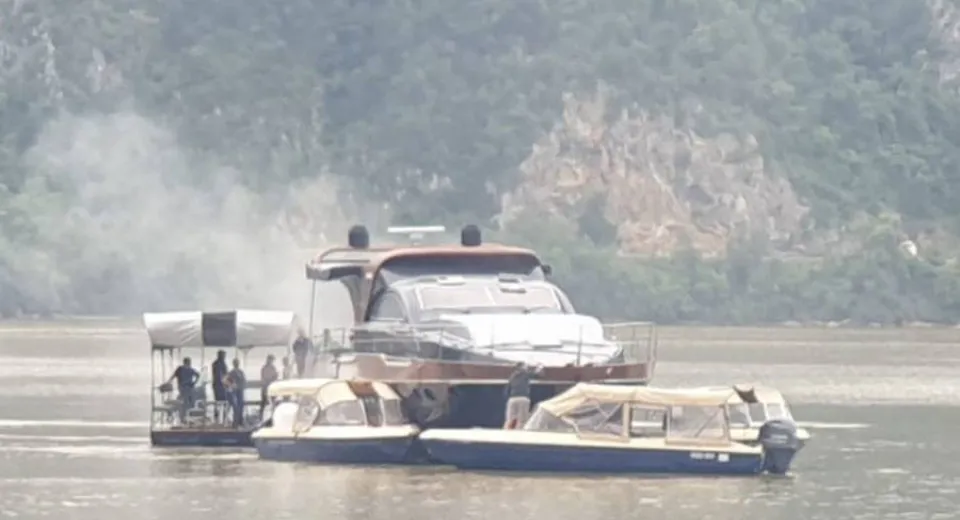 Foto Un yacht a luat foc pe Dunăre, la Cazane