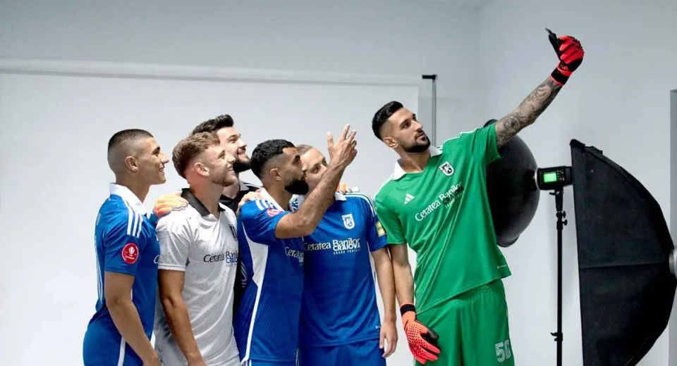 Foto Adrian Mititelu nu se dezminte. FC Universitatea Craiova și-a prezentat echipamentul de 5 stele pentru sezonul 2023-2024