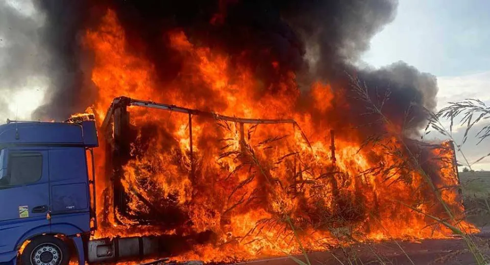 Foto TIR în flăcări în Mehedinți