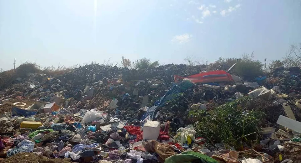 Foto România reală: mormane de gunoi la marginea comunei Calopăr și mii de perechi de încălțăminte aruncate pe câmp