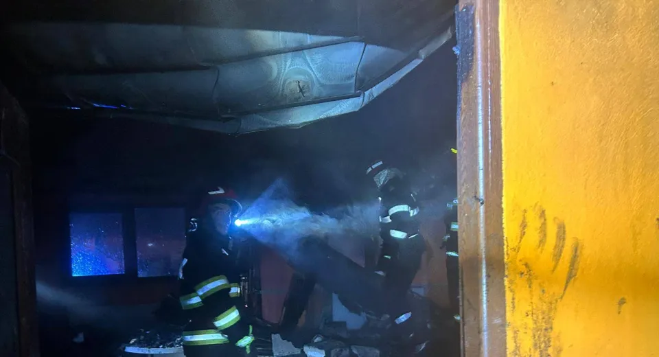 Foto Vâlcea: Casă din Brezoi, distrusă de flăcări 