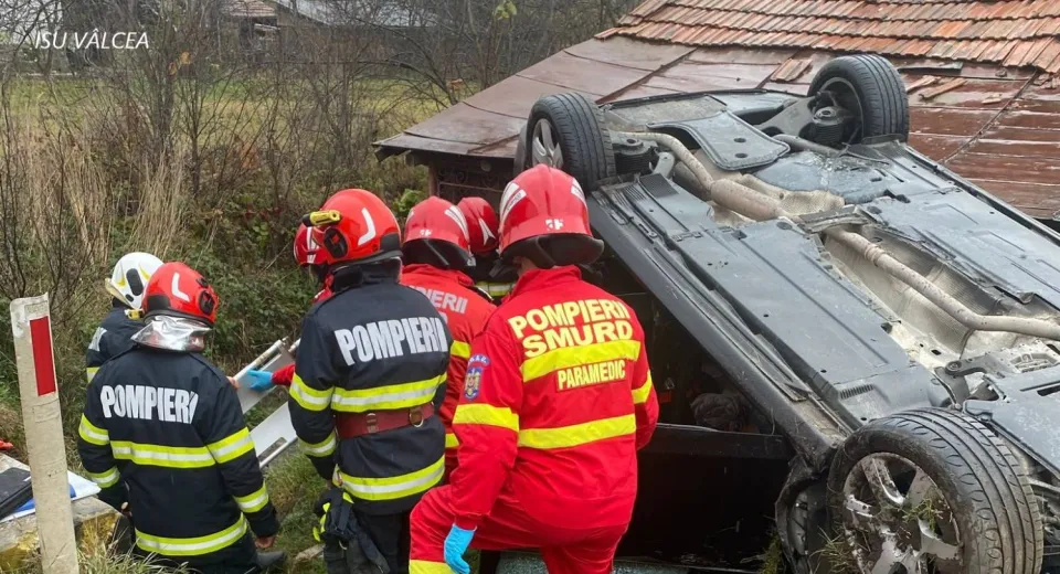 Foto Mașină răsturnată într-o localitate din Vâlcea. O persoană a ajuns la spital 