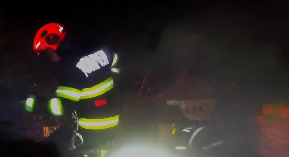 Foto La spital, cu arsuri, după ce i-a luat casa foc 