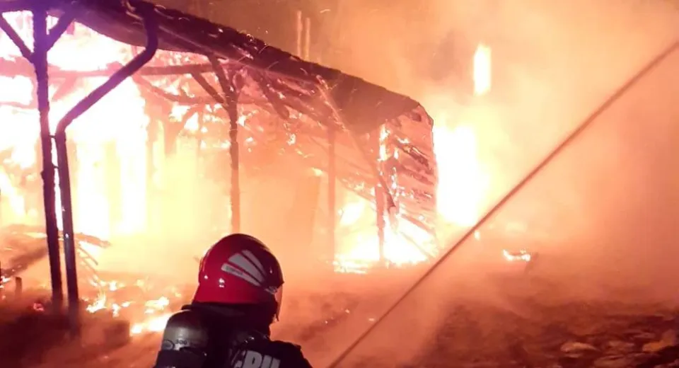Foto Vâlcea: Incendiu într-o zonă de agrement