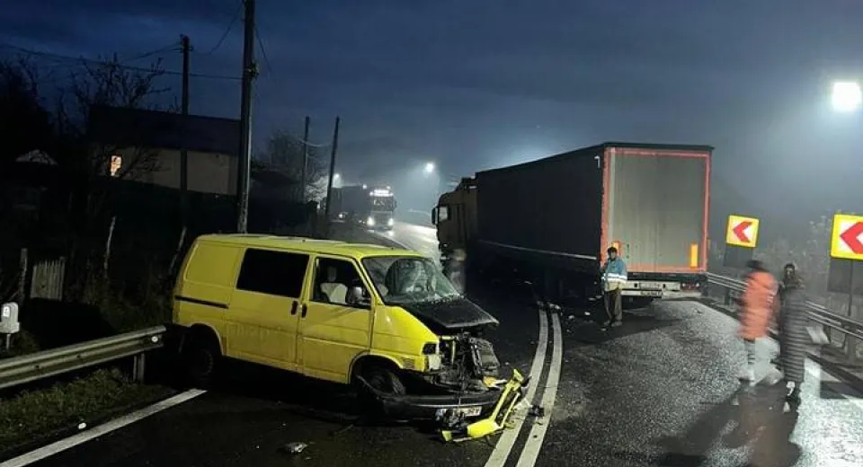 Foto Vâlcea: Trafic blocat în localitatea Blidari din cauza unui accident rutier 