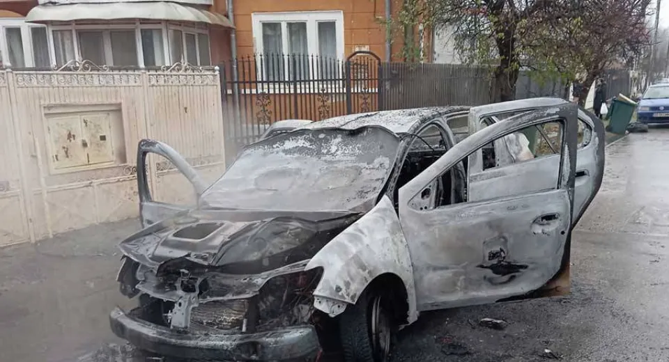 Foto Un șofer s-a salvat din mașina în flăcări la Balș