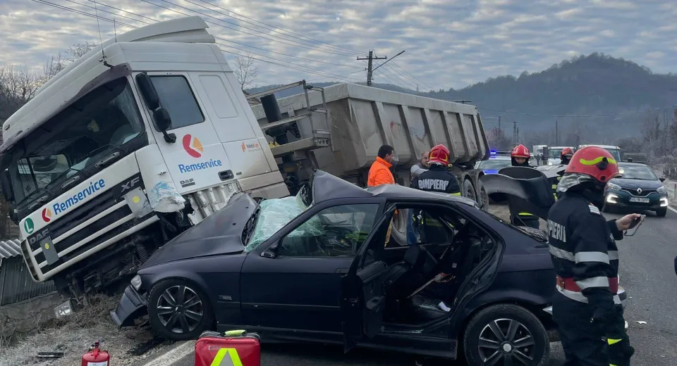 Foto Impact între o mașină și un camion, în județul Vâlcea. Un tânăr a ajuns la spital 