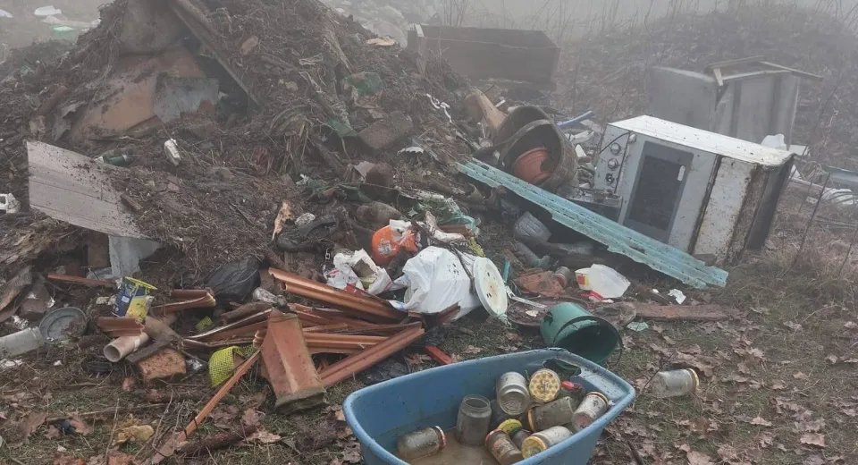 Foto Bărbat din Gorj, amendat pentru gunoiul aruncat în pădure 