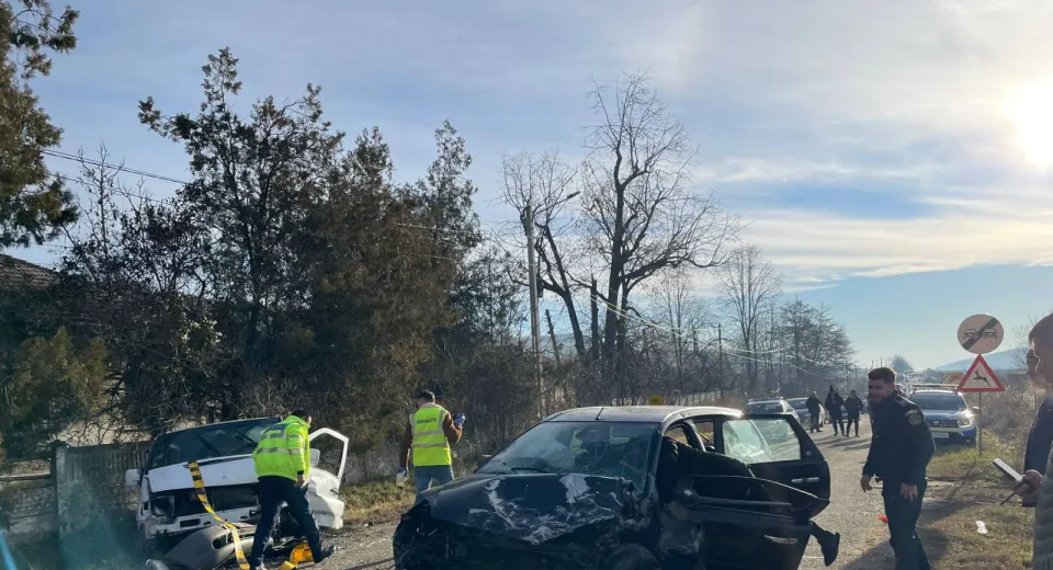Foto Patru persoane, între care și un copil, rănite într-un accident produs în județul Vâlcea 