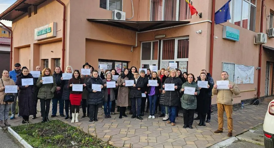 Foto Angajații DSP Gorj continuă protestele: „Vă vom bântui și în 2024”