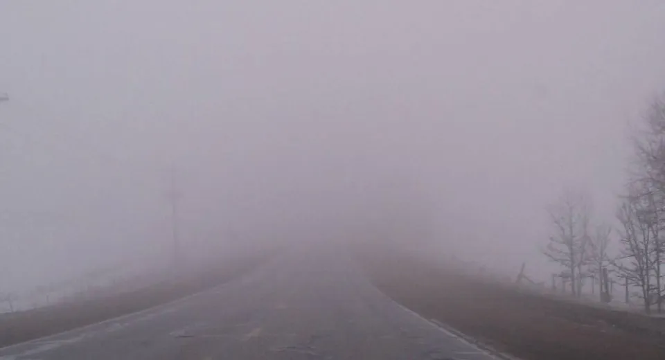 Foto Intervenții masive pe drumurile din Oltenia. Carosabil curat, dar ceață sub 50 metri