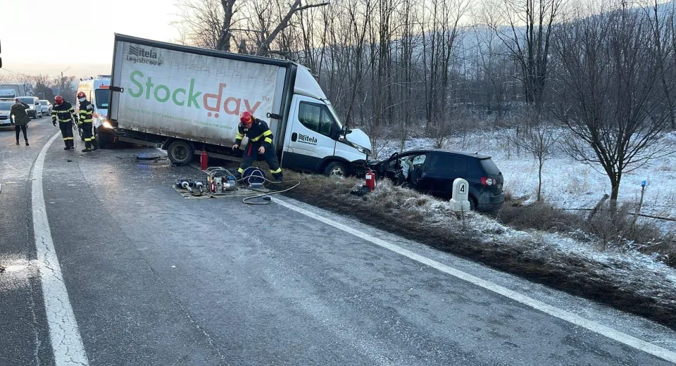 Foto Accident cu trei victime pe o șosea din Vâlcea 