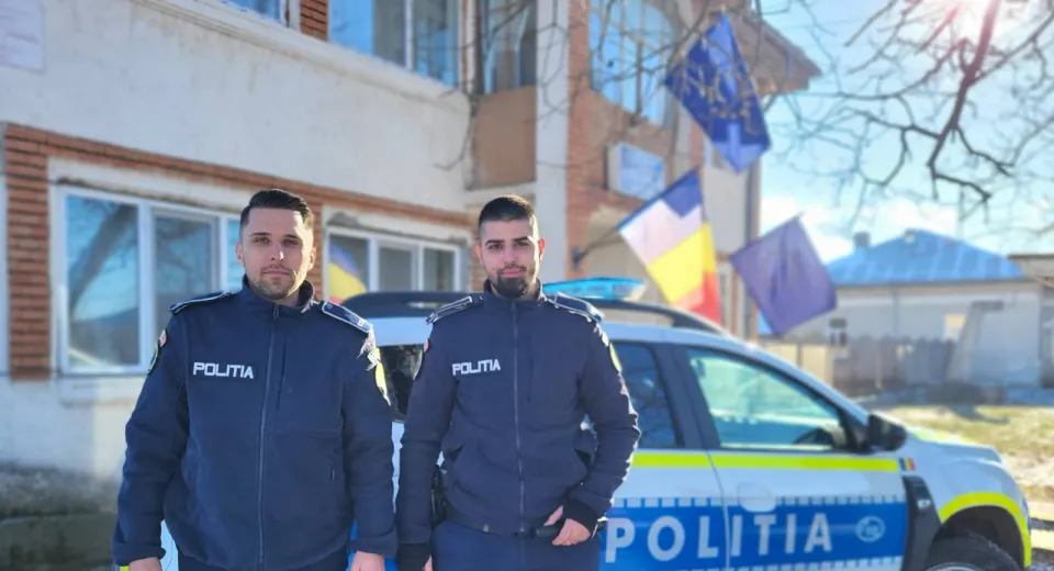 Foto Femeie salvată din incendiul care i-a cuprins casa. Doi polițiști au intervenit la timp  