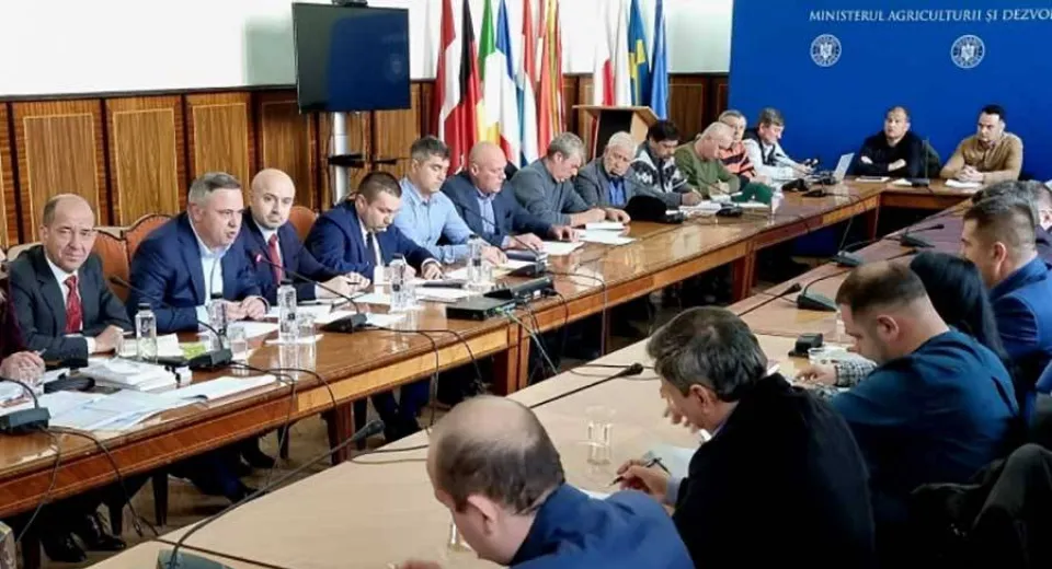 Foto Acord semnat de MADR cu fermierii din sectorul vegetal 