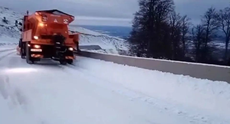 Foto GORJ: Se circulă în condiții de iarnă. Zăpadă viscolită între Novaci și Rânca 