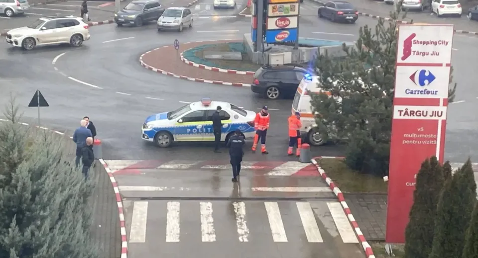 Foto Colet suspect la mallul din Târgu Jiu. Clienții au fost evacuați  