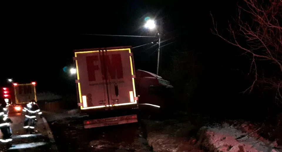 Foto Vâlcea: O persoană la spital, în urma impactului înre un TIR și o mașină 
