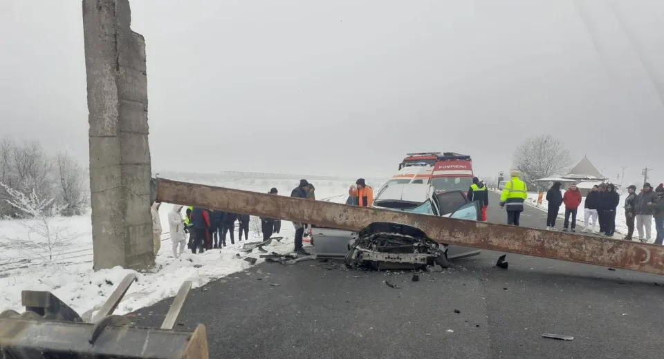Foto OLT: Un limitator de înălțime a căzut peste o mașină. O persoană a murit, alte două au fost rănite