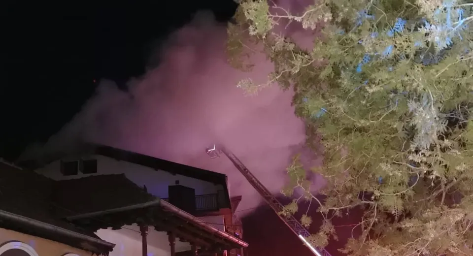 Foto Incendiu la o pensiune din localitatea Călimănești. Un bărbat a murit 