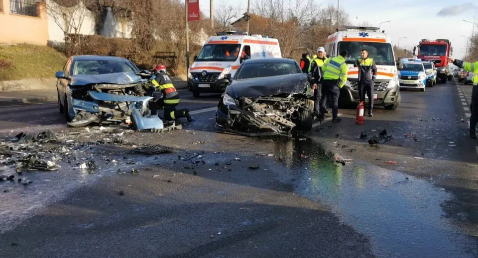 Foto Impact între trei mașini la Râmnicu Vâlcea