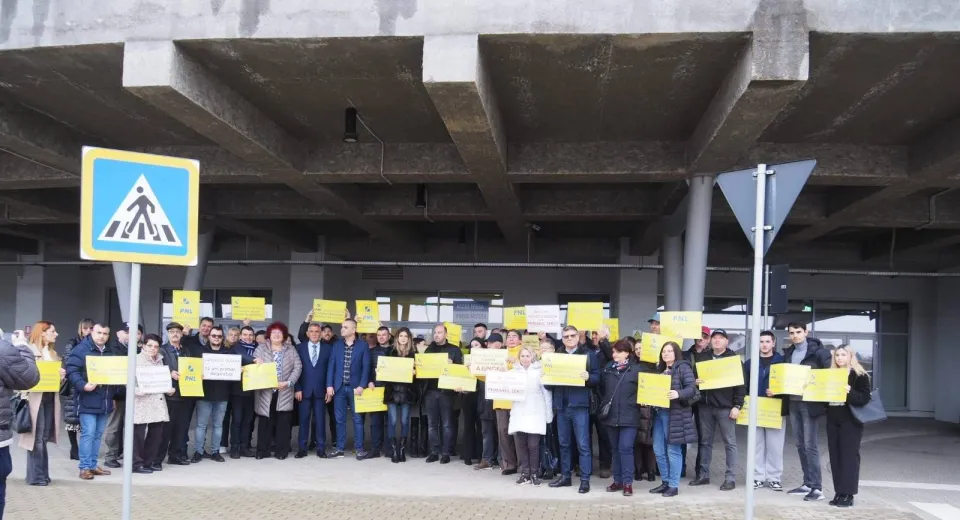 Foto CRAIOVA: Amendamentele propuse de PNL la buget, respinse de PSD. Demonstrație cu pancarte  