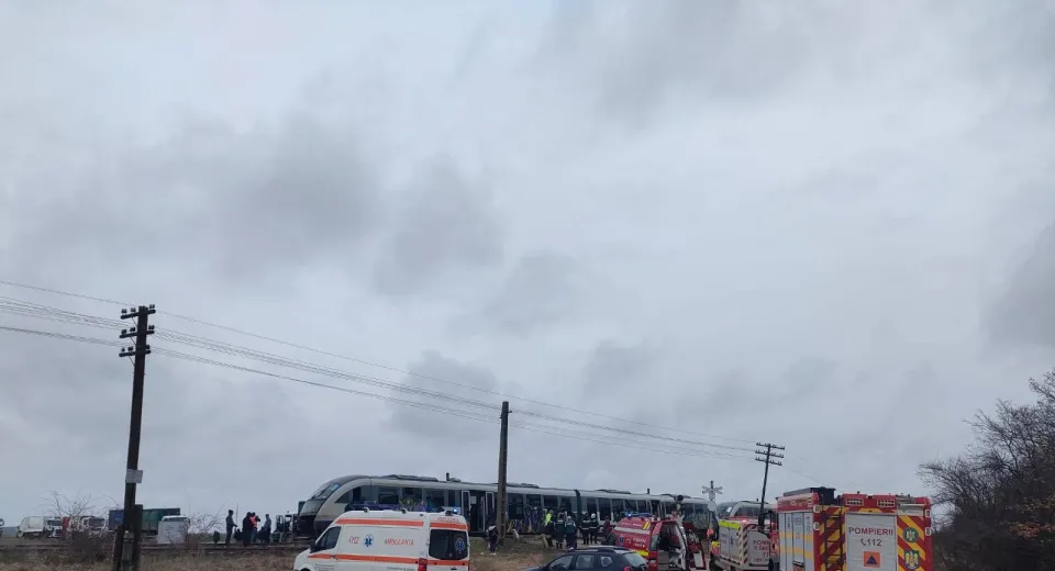 Foto Impact între un tren InterRegio și un camion care transporta deșeuri, în județul Olt  