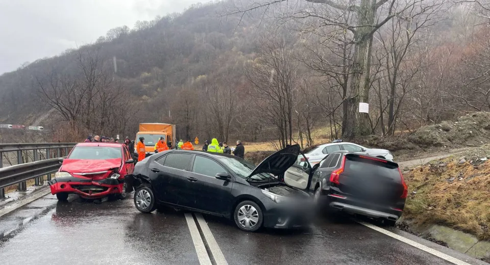 Foto Impact între trei mașini în județul Vâlcea. Trafic blocat  