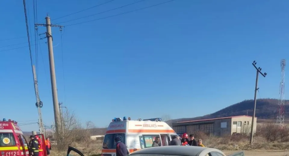 Foto Șofer și fetiță de 11 ani, la spital în urma unui accident produs la Orșova