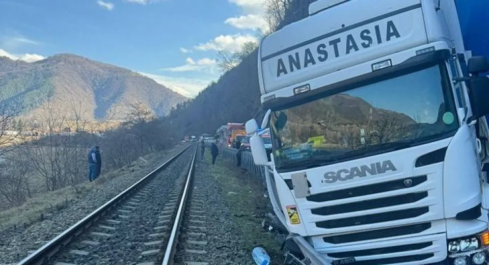 Foto Accident cu două victime pe Valea Oltului. Trafic blocat