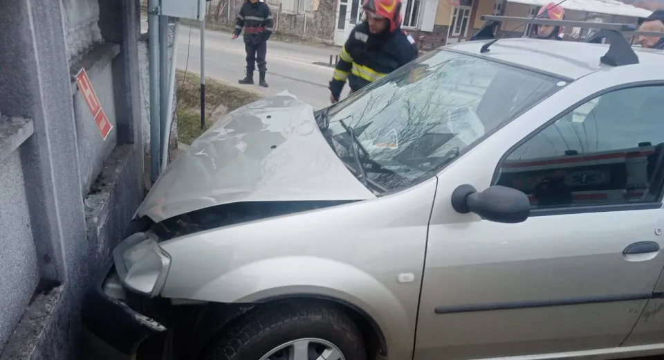 Foto VÂLCEA: Bărbat la spital, în urma unui accident rutier produs la Lădești 