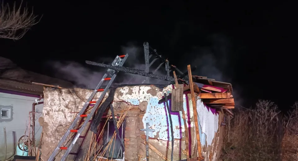 Foto OLT: Bărbat găsit mort în casa cuprinsă de flăcări