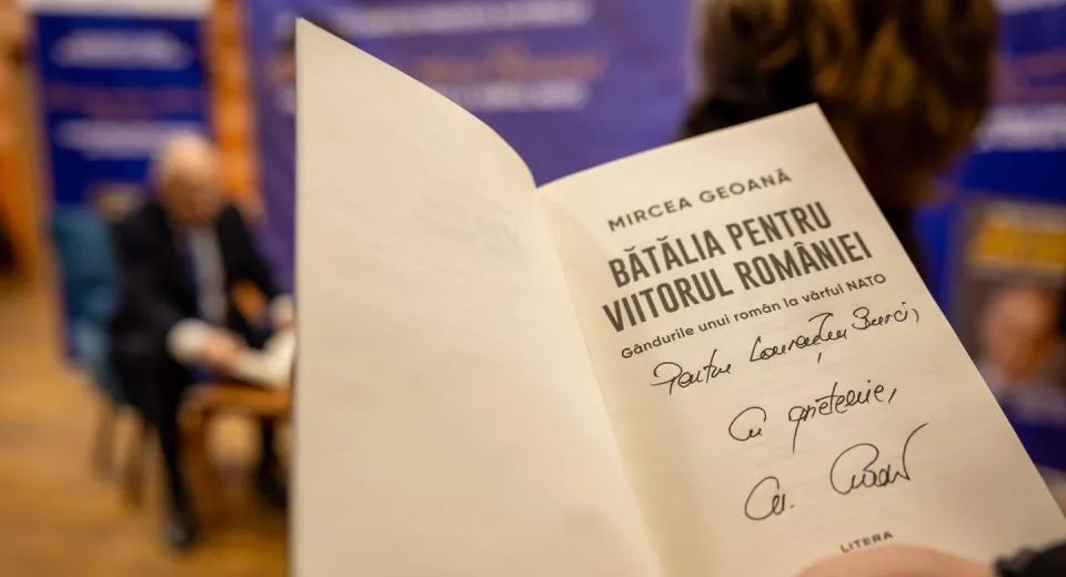 Foto Mircea Geoană, lansare de carte, la Craiova 