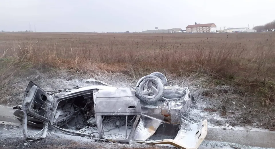 Foto Șofer găsit mort, după ce o mașină a ieșit de pe carosabil, s-a răsturnat și a luat foc
