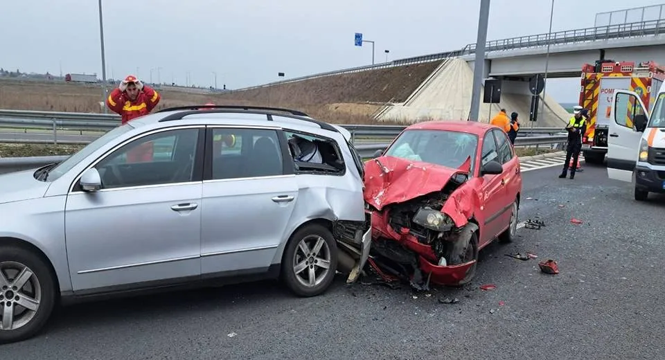 Foto Accident pe Drumul Expres Craiova-Pitești. Patru persoane la spital  