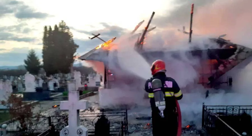 Foto Incendiu la o biserică de lemn veche de aproape 300 de ani