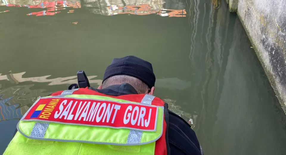 Foto VÂLCEA: Salvamontiștii folosesc detectoare cu inteligență artificială pentru a recupera persoana înecată în zona Barajului Gura Lotrului 