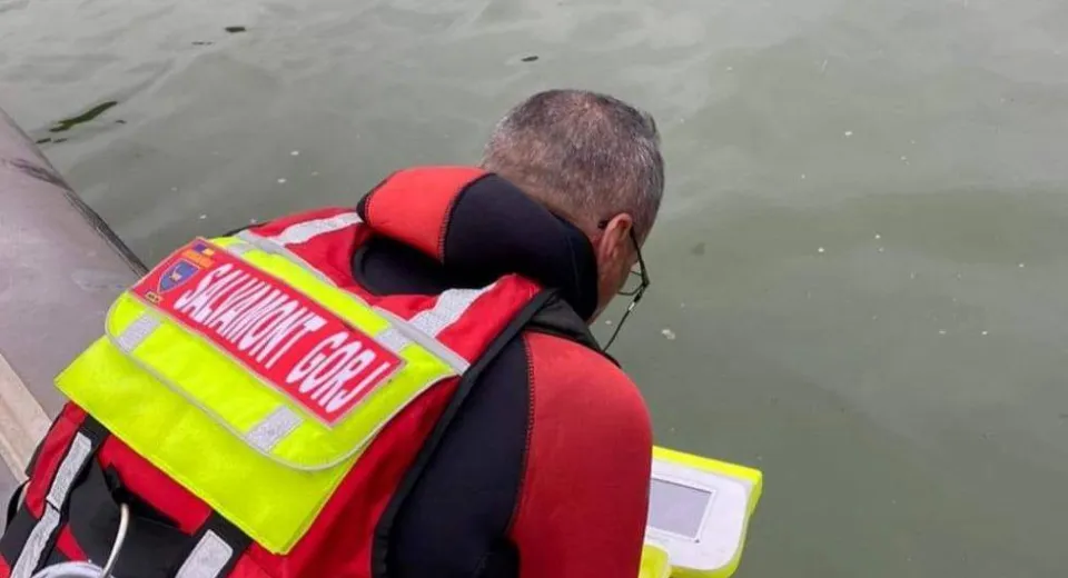 Foto VÂLCEA: A fost identificat locul unde se află victima sub apă, la barajul Gura Lotrului