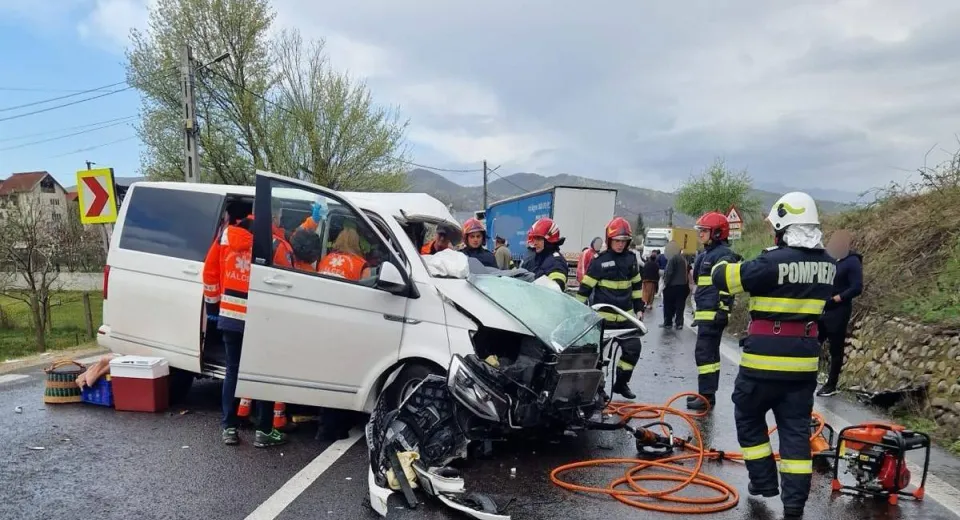 Foto VÂLCEA: Un microbuz, un autoturism și un camion, implicate într-un accident la Bujoreni 
