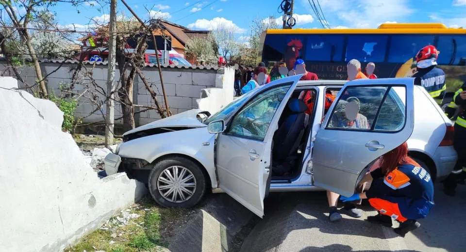 Foto VÂLCEA: Accident cu patru victime la Mihăești 