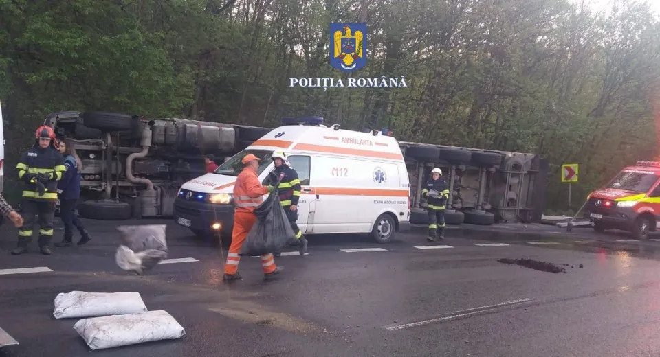 Foto VÂLCEA: TIR răsturnat pe Valea Oltului. Trei persoane la spital 