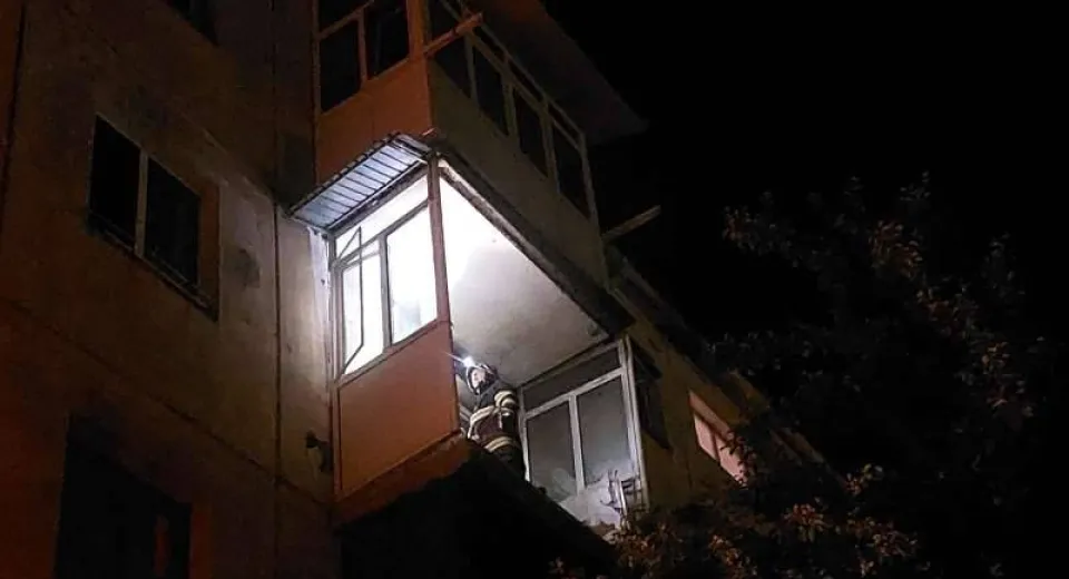 Foto GORJ: Explozie urmată de incendiu într-un bloc din Târgu Jiu 