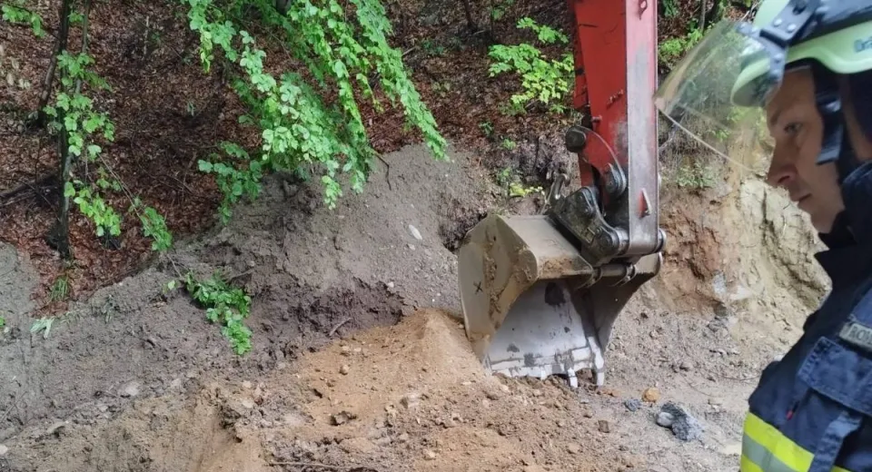 Foto VÂLCEA: Un bărbat a murit, după ce a fost surprins de un mal de pământ 
